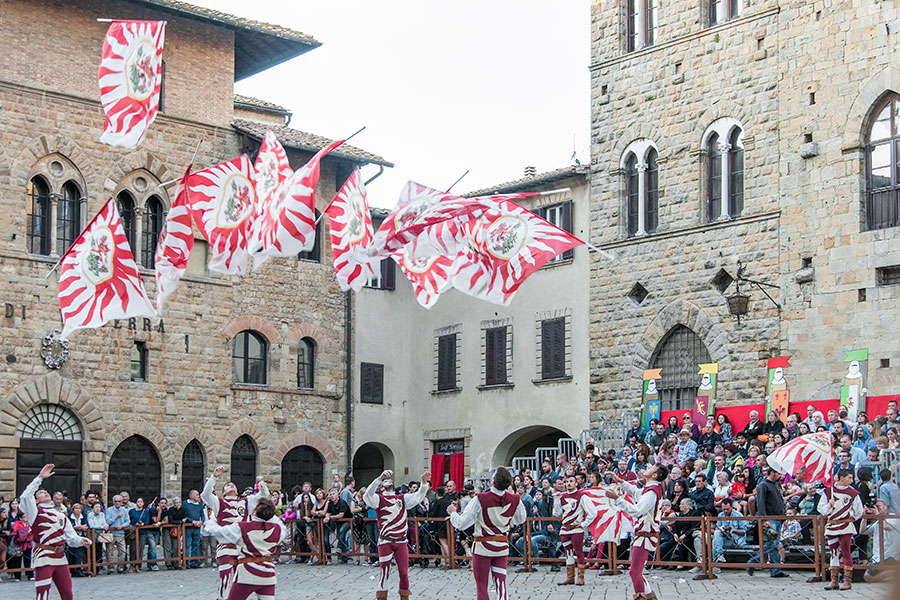 festa medievale volterra gruppo sbandieratori