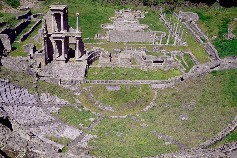 trekking urbano a piedi teatro romano