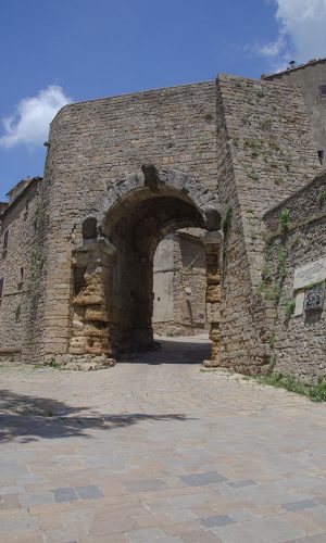 trekking urbano a piedi porta all'arco volterra